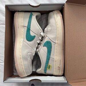 Nike Sneakers - Cream and Teal. Big Kids Size 5.5